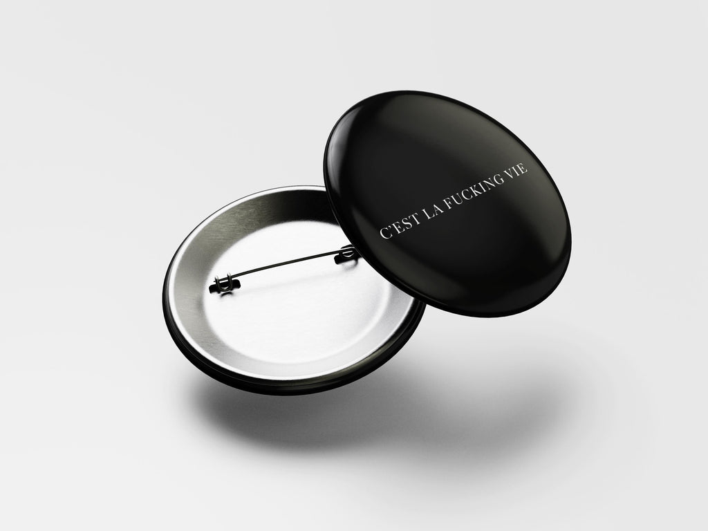 Spilla Pin - C'est La Fucking Vie 32mm | Strillone Society