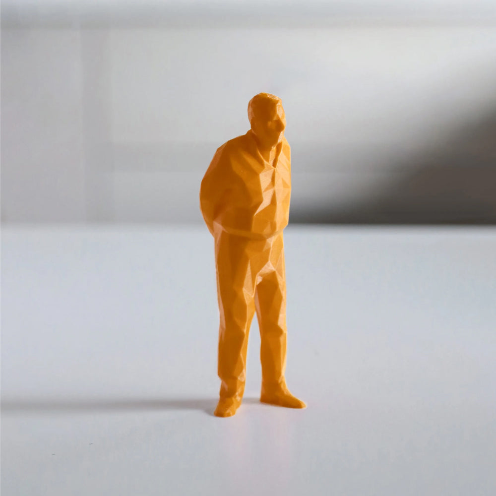 Umarell - Statuetta anziano che osserva cantiere Arancione | Strillone Society