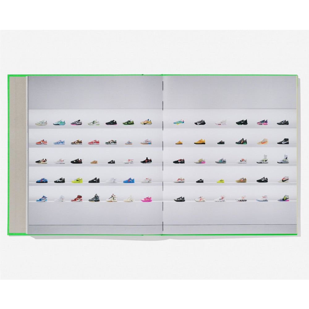 Libro - Nike - Something's OFF | Strillone Society
