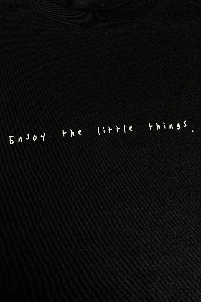 T-Shirt Enjoy the little things nera con stampa, Strillone Society