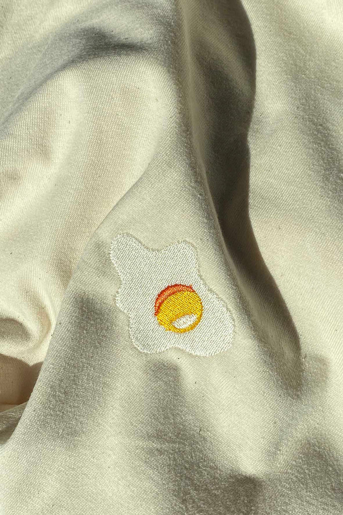 t-shirt puttyverse market con uovo ricamato